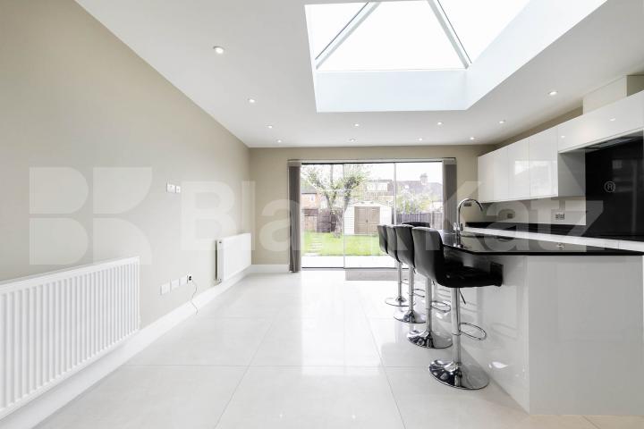 Stunning 5-Bedroom Family Home to Let in Southgate Osidge Lane, Southgate 